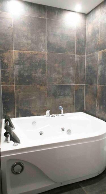 Loft De Courcaille - Balneo - Free Parking - Wifi Daire Orléans Dış mekan fotoğraf